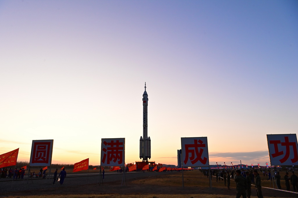 4月16日，神舟二十號載人飛船與長征二號F遙二十運載火箭組合體在垂直轉運中。新華社發（汪江波 攝）