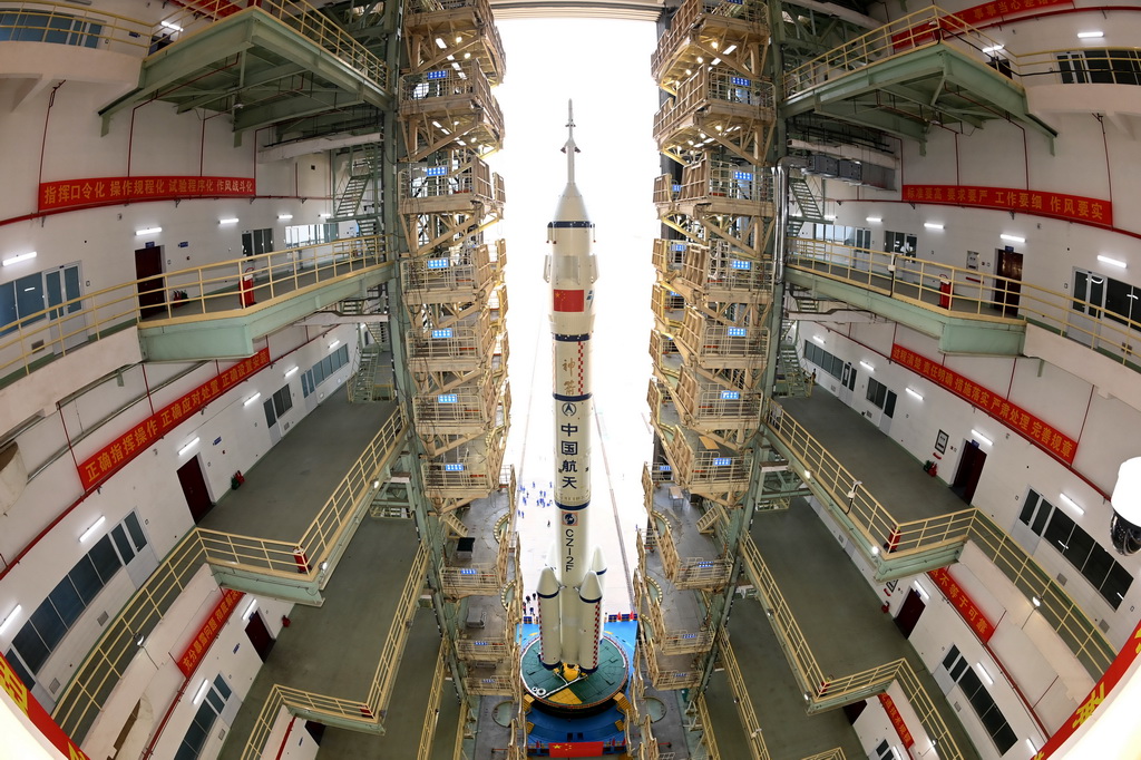 4月16日，神舟二十號載人飛船與長征二號F遙二十運載火箭組合體準備轉運。新華社發（汪江波 攝）