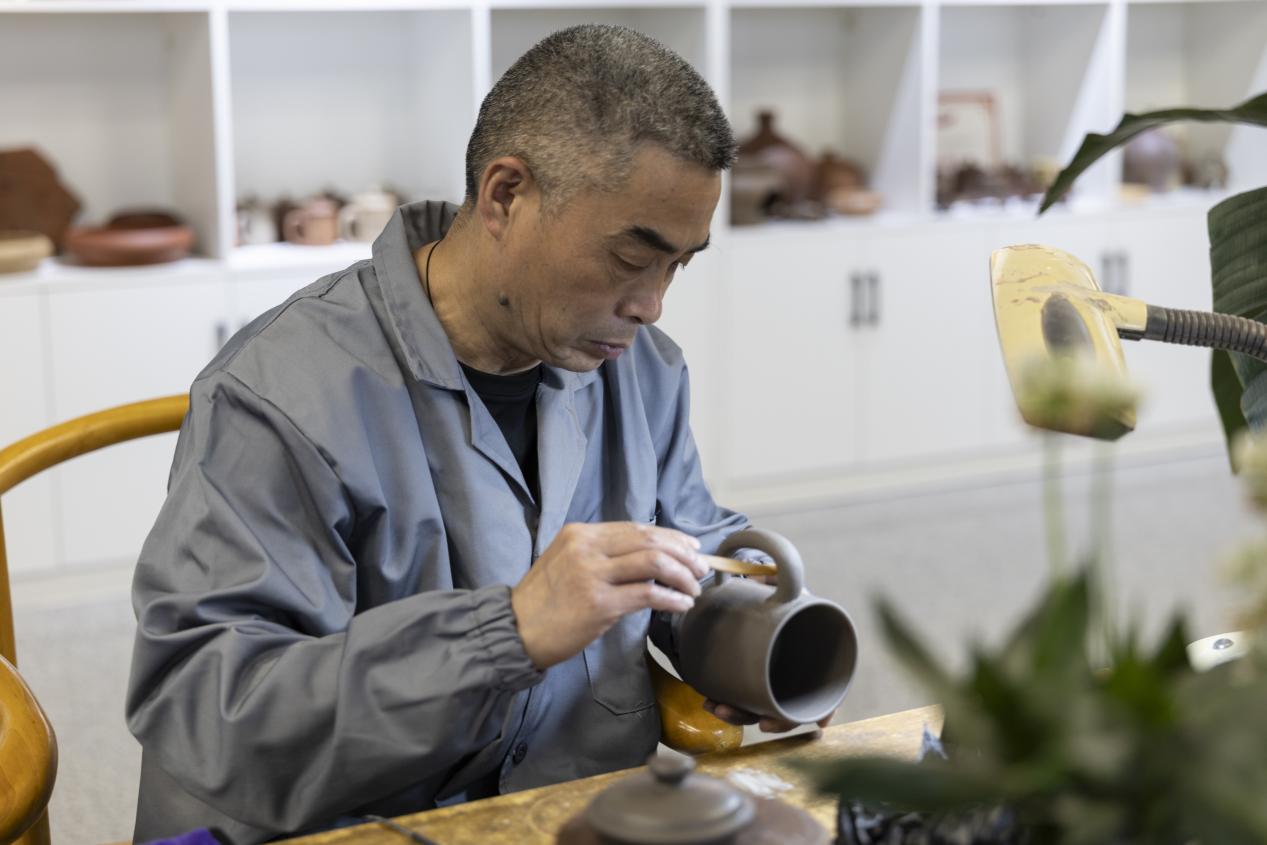 四川省非遺“榮縣土陶制作技藝”代表性傳承人黃斌從事制陶已有40多年。王劍攝