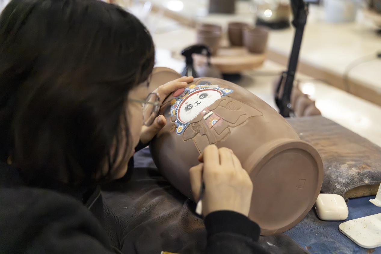 “一澄工作室”員工在創作作品。王劍攝