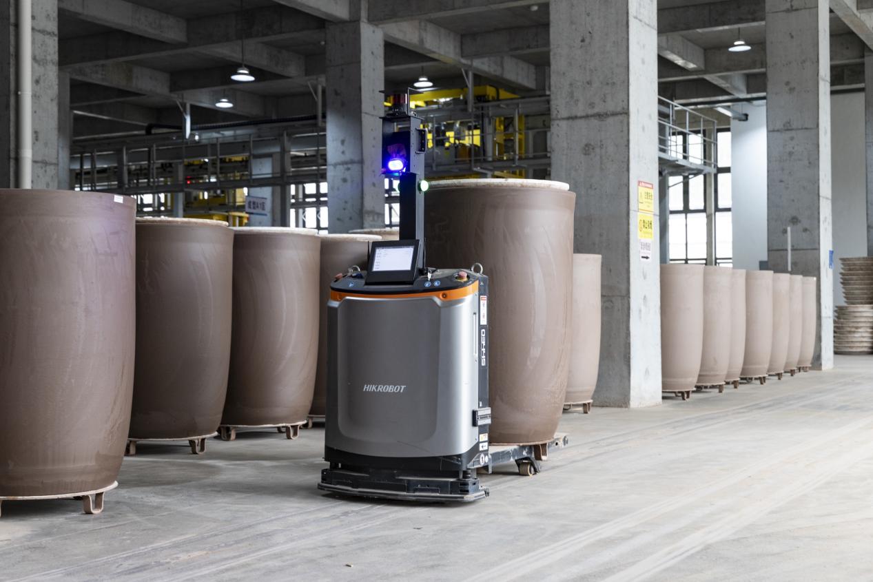 榮縣雙龍陶業車間里，工業機器人在運送產品。王劍攝