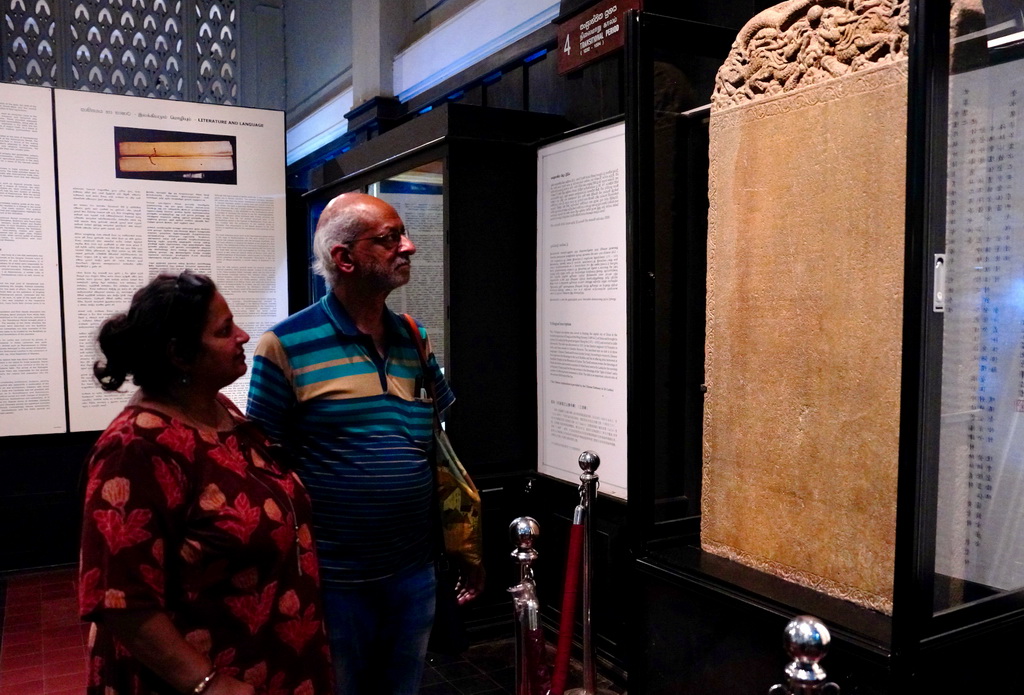 4月17日，在斯里蘭卡科倫坡國家博物館，觀眾參觀鄭和遺存《布施錫蘭山佛寺碑》。新華社記者 伍岳 攝