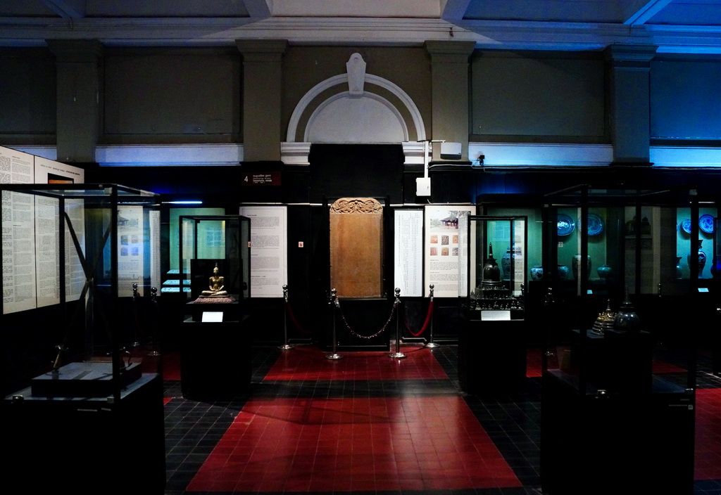 4月17日，鄭和遺存《布施錫蘭山佛寺碑》（中）在斯里蘭卡科倫坡國家博物館主展廳展出。新華社記者 伍岳 攝