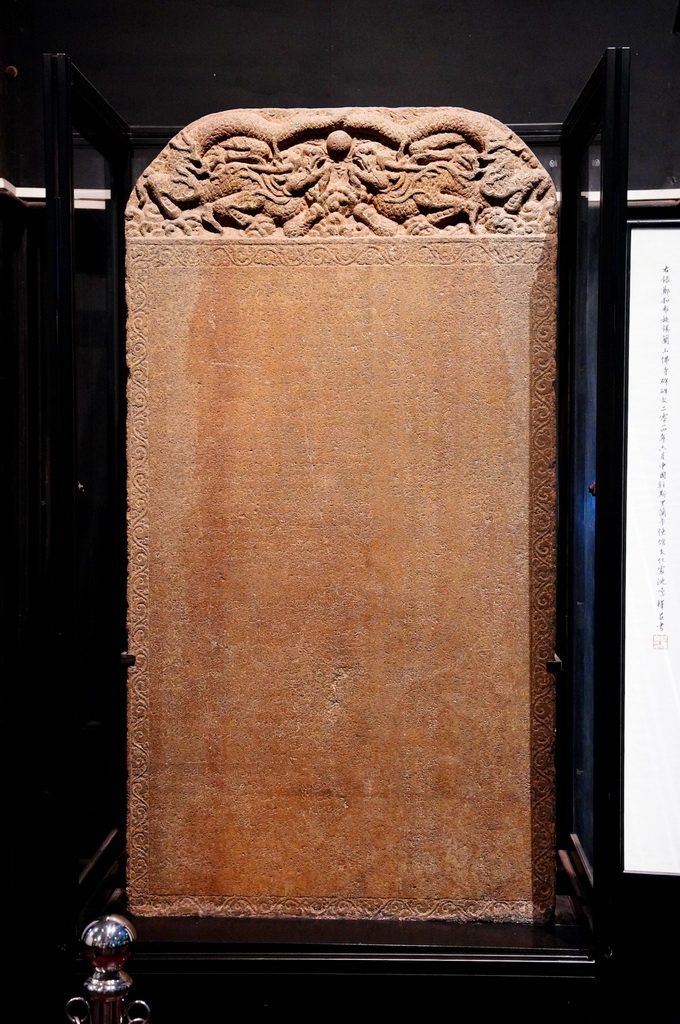 這是4月17日在斯里蘭卡科倫坡國家博物館拍攝的鄭和遺存《布施錫蘭山佛寺碑》。新華社記者 伍岳 攝