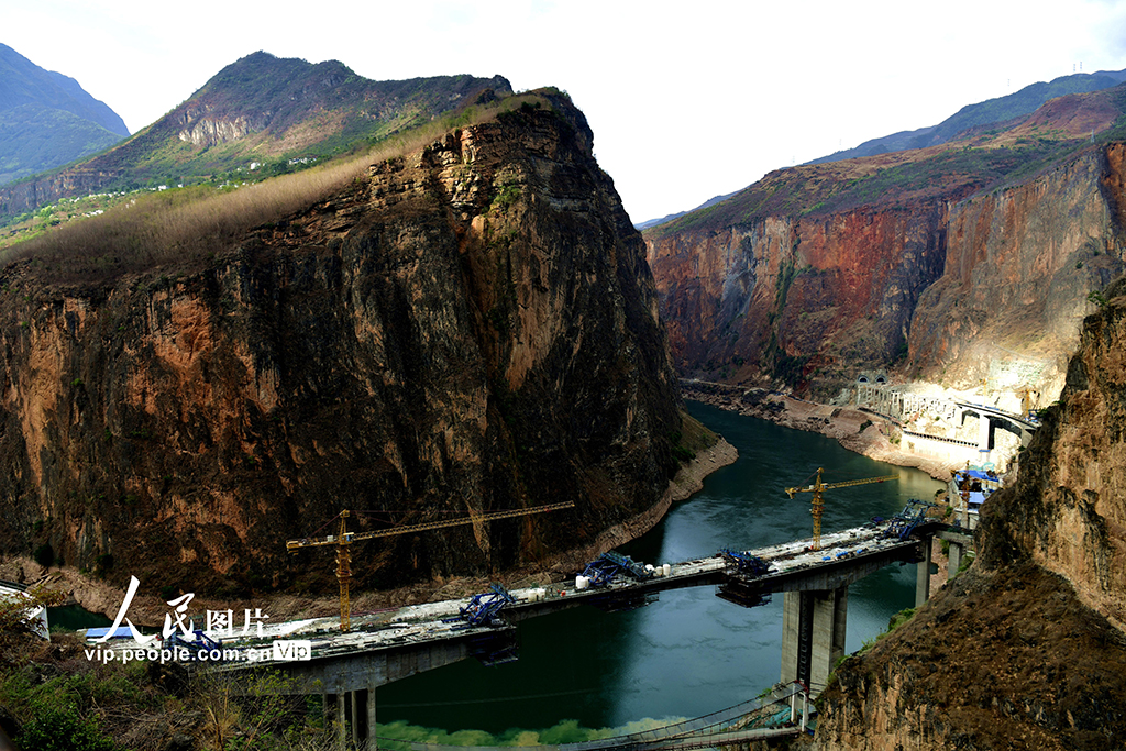 四川金陽：西溪河左線特大橋跨西溪河段連續剛構順利合龍【4】