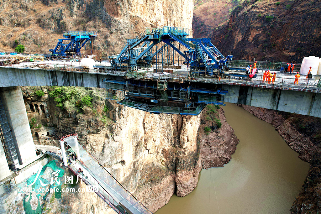 四川金陽：西溪河左線特大橋跨西溪河段連續剛構順利合龍【3】