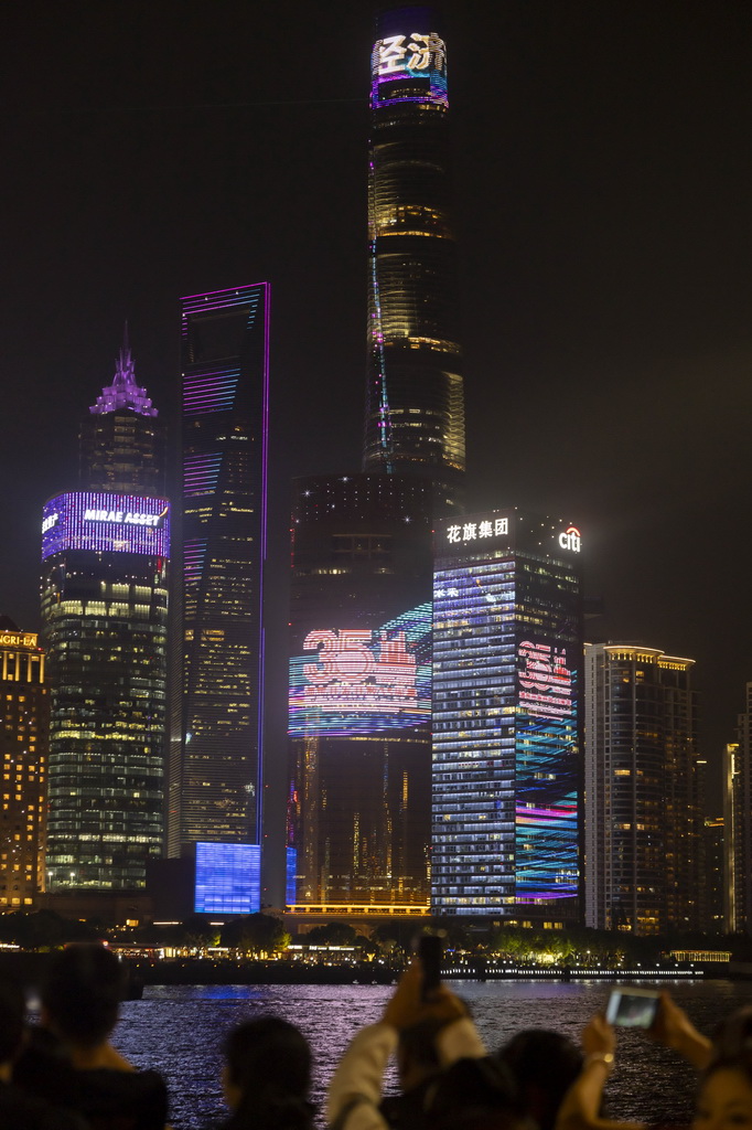 4月17日，人們在上海外灘拍攝對岸陸家嘴慶祝浦東開發開放35周年光影秀。