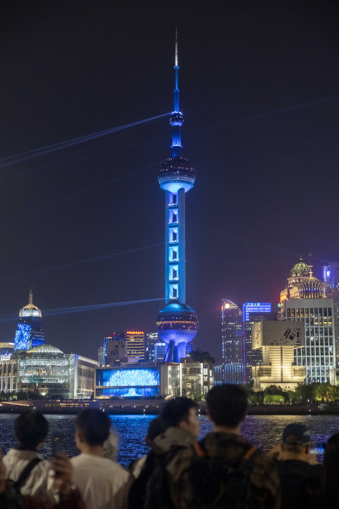 4月17日，人們在上海外灘拍攝對岸陸家嘴慶祝浦東開發開放35周年光影秀。