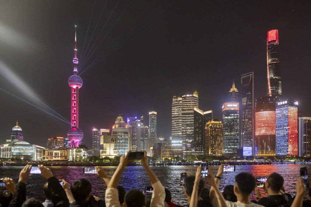 4月17日，人們在上海外灘拍攝對岸陸家嘴慶祝浦東開發開放35周年光影秀。