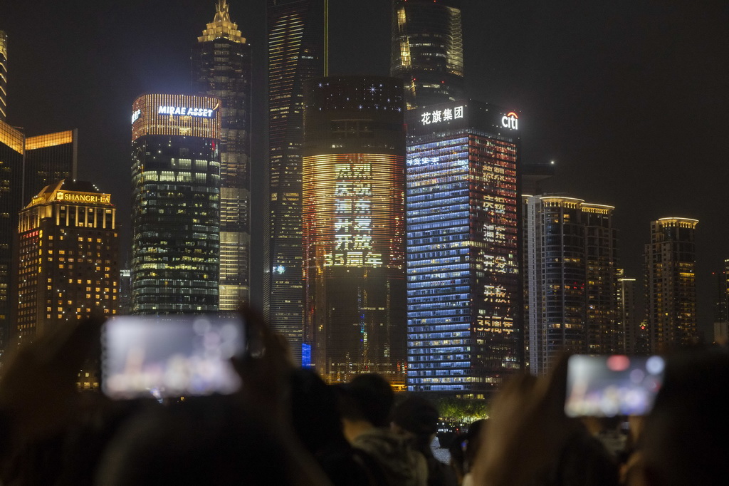 4月17日，人們在上海外灘拍攝對岸陸家嘴慶祝浦東開發開放35周年光影秀。