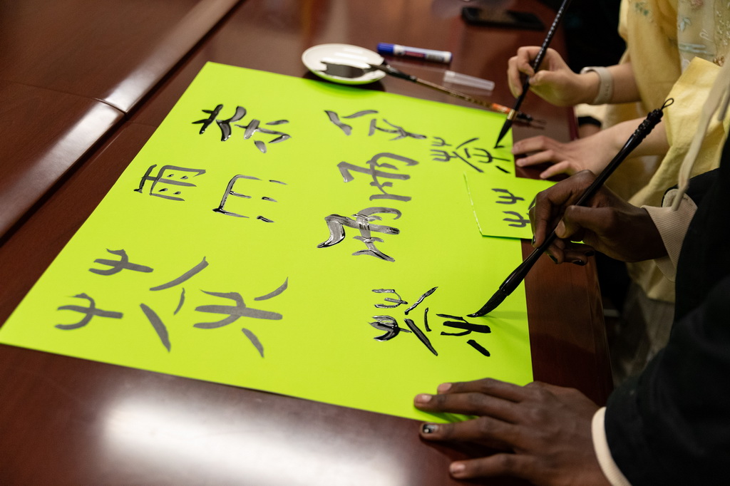 4月17日，在南非約翰內斯堡，學生在“國際中文日”活動上寫毛筆字。