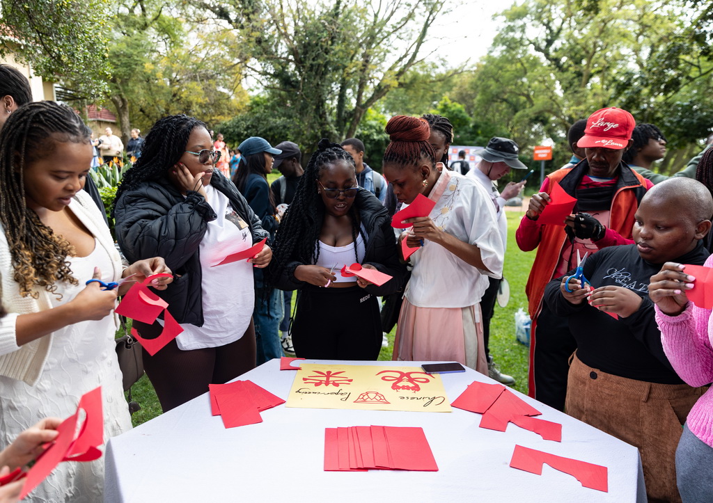 4月17日，在南非約翰內斯堡，學生在“國際中文日”活動上剪紙。