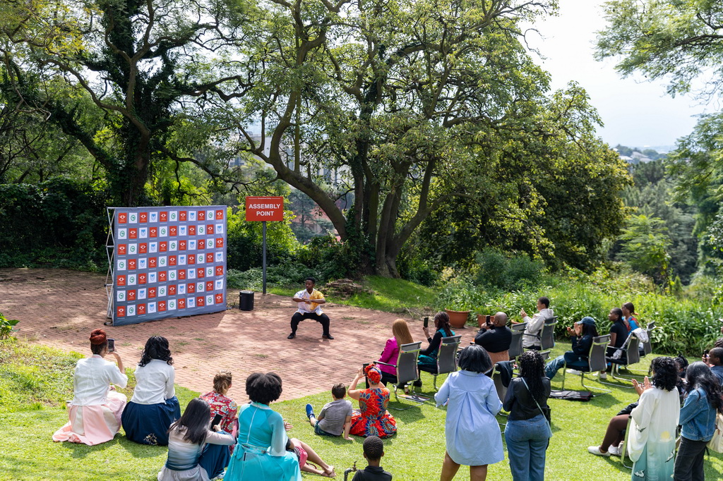 4月17日，在南非約翰內斯堡，當地民眾在“國際中文日”活動上觀看武術表演。