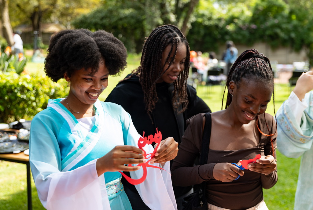 4月17日，在南非約翰內斯堡，學生在“國際中文日”活動上剪紙。
