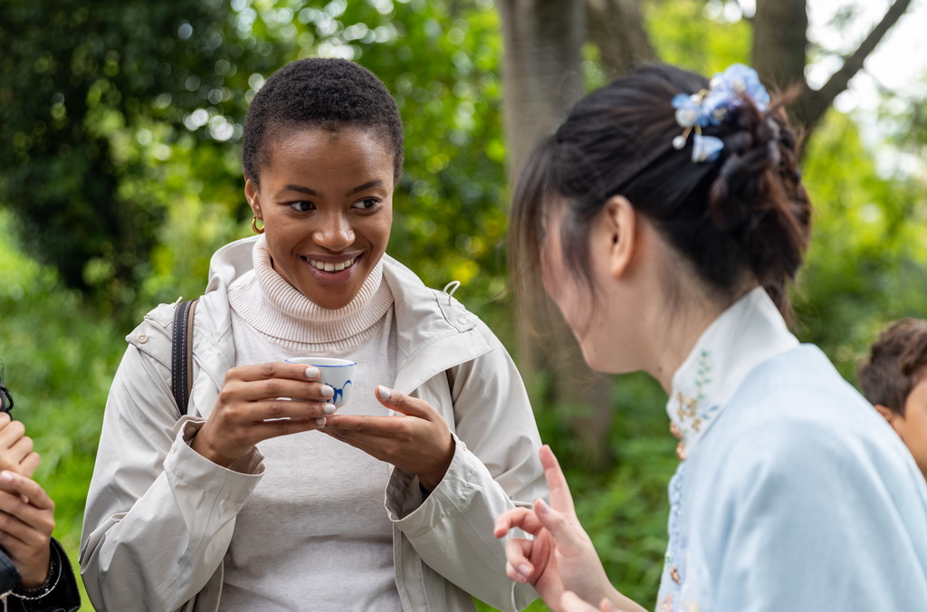 4月17日，在南非約翰內斯堡，學生在“國際中文日”活動上品嘗中國茶。