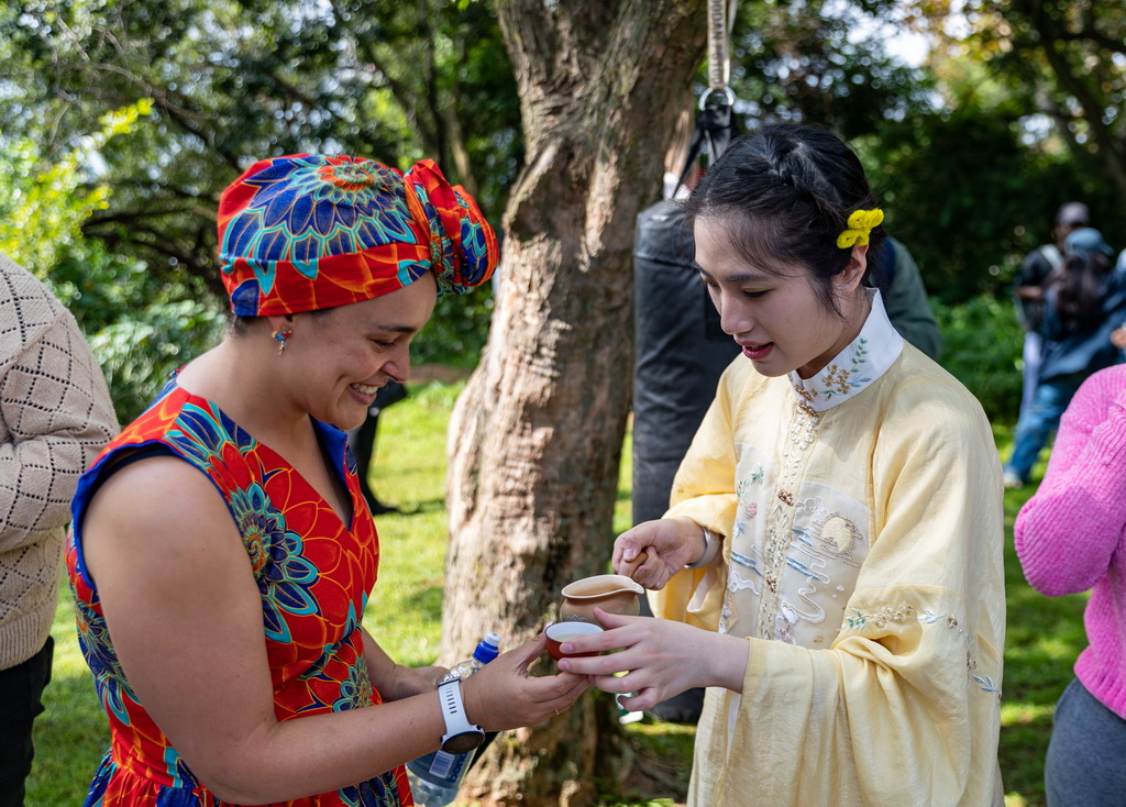 4月17日，在南非約翰內斯堡，學生在“國際中文日”活動上體驗中國茶藝。