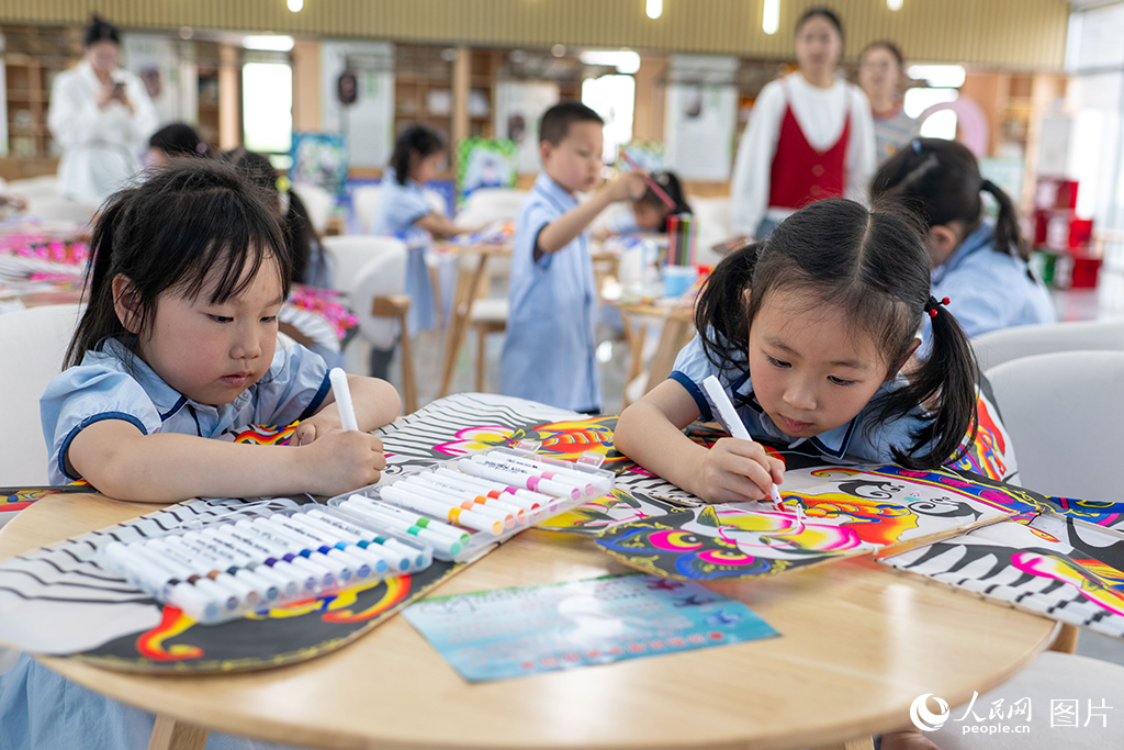 2025年4月17日，在浙江省嘉興市余新鎮長秦村，一群小朋友正在親手制作紙鳶，體驗非遺手工帶來的樂趣。