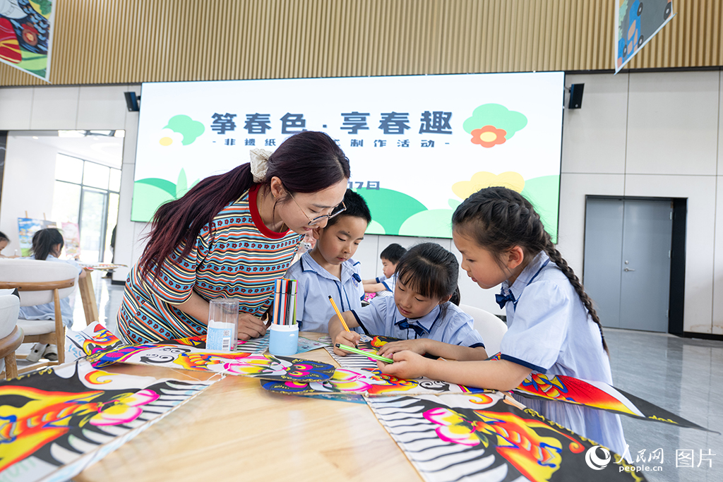 2025年4月17日，在浙江省嘉興市余新鎮長秦村，一群小朋友在老師的指導下，親手制作紙鳶，體驗非遺手工帶來的樂趣。