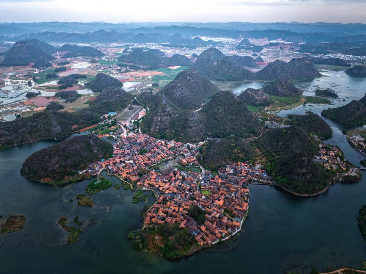 普者黑景區如同一幅水墨丹青畫卷鋪陳于大地。早彥銘攝