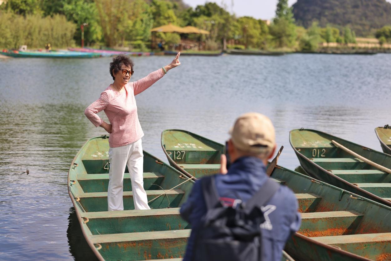 游客在普者黑景區蒲草塘碼頭拍照留念。蔣雨師攝
