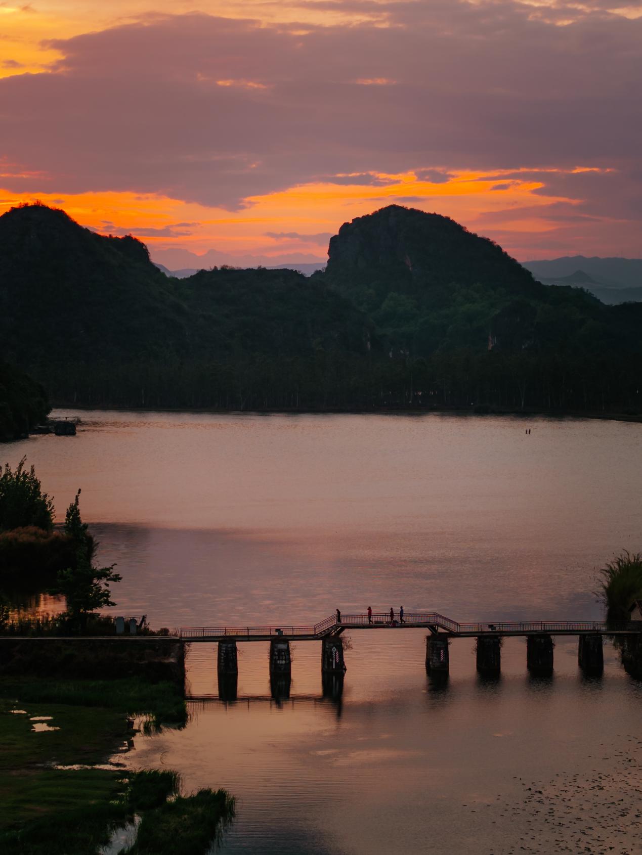 落日余暉里的普者黑景區。邱活攝