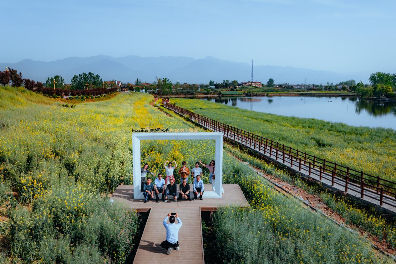 游客在漢中市漢臺區皇塘村拍照留念。邱活攝