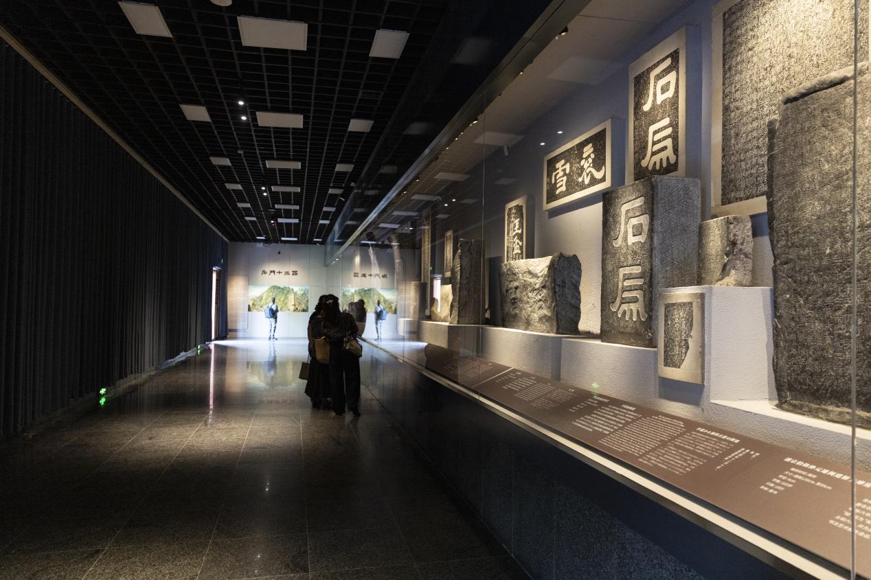 游客在漢中市博物館“石門十三品”摩崖石刻展室參觀。王劍攝