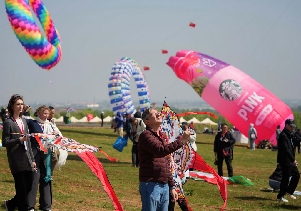 4月19日，國內外風箏愛好者參加第42屆濰坊國際風箏會萬人風箏放飛活動。