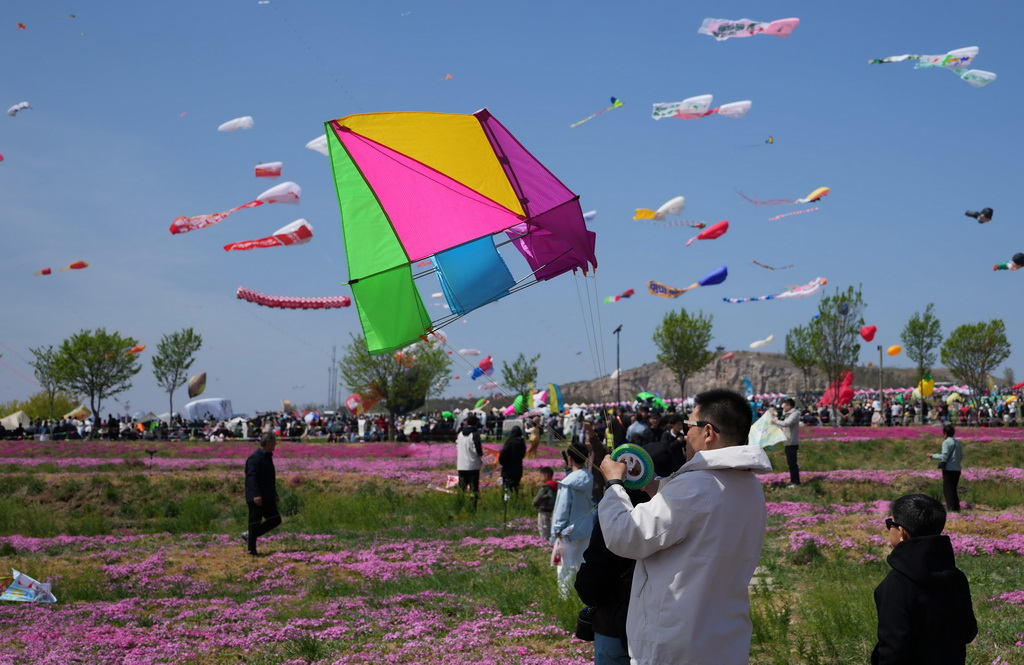 4月19日，在第42屆濰坊國際風箏會萬人風箏放飛活動上，風箏愛好者在放飛風箏。