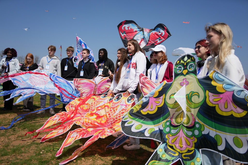 4月19日，國內外風箏愛好者參加第42屆濰坊國際風箏會萬人風箏放飛活動。