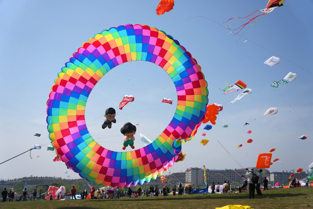 這是第42屆濰坊國際風箏會萬人風箏放飛活動上的風箏（4月19日攝）。