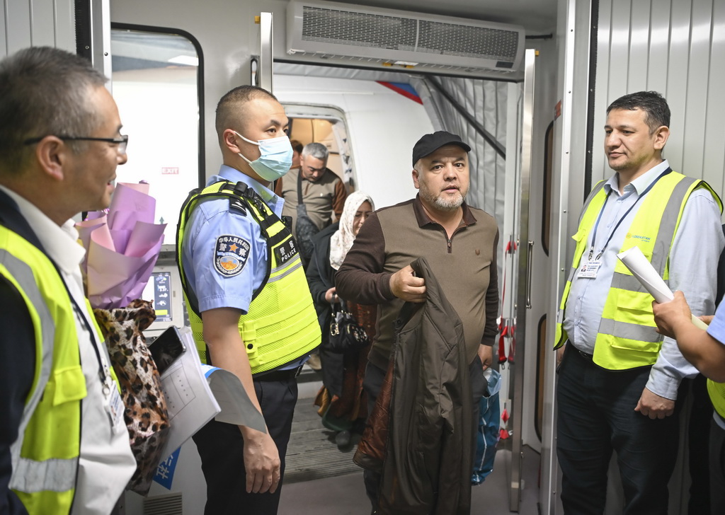 4月19日，旅客乘坐由費爾干納飛往烏魯木齊的HY571航班抵達烏魯木齊天山國際機場。