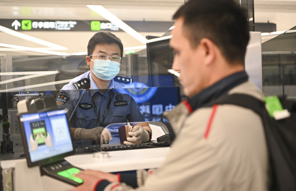 4月19日，烏魯木齊出入境邊防檢查站民警為旅客辦理入境手續。
