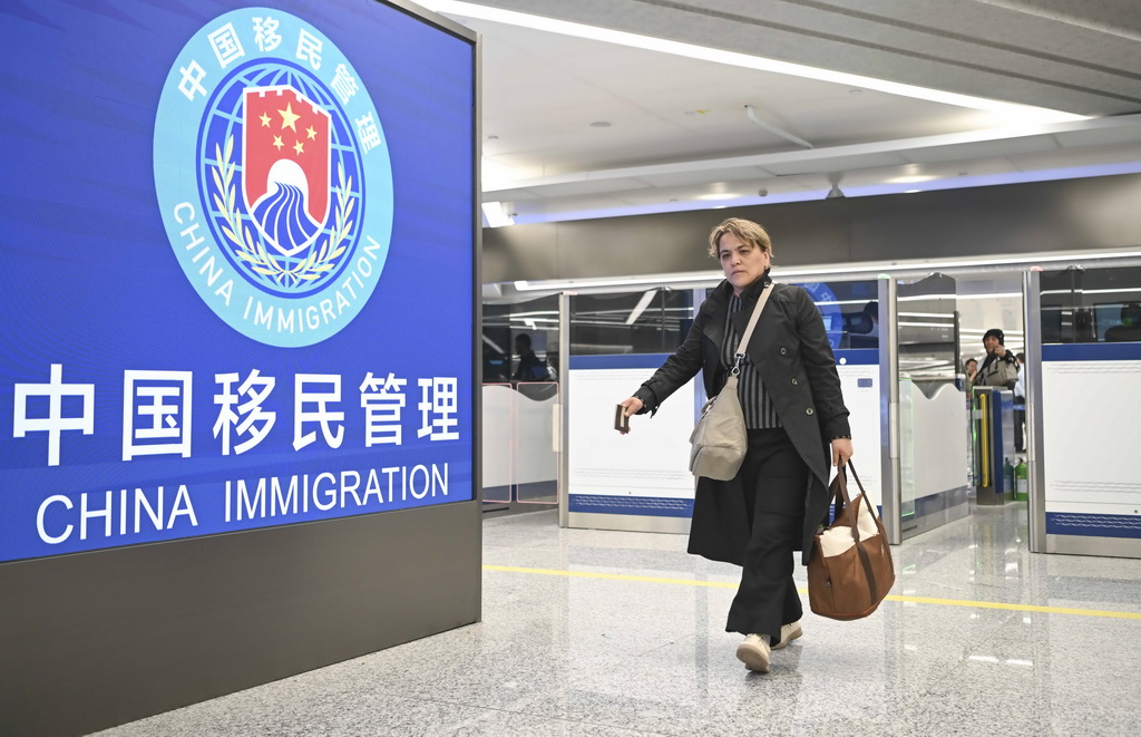 4月19日，一名來自烏茲別克斯坦的旅客走在烏魯木齊天山國際機場內。