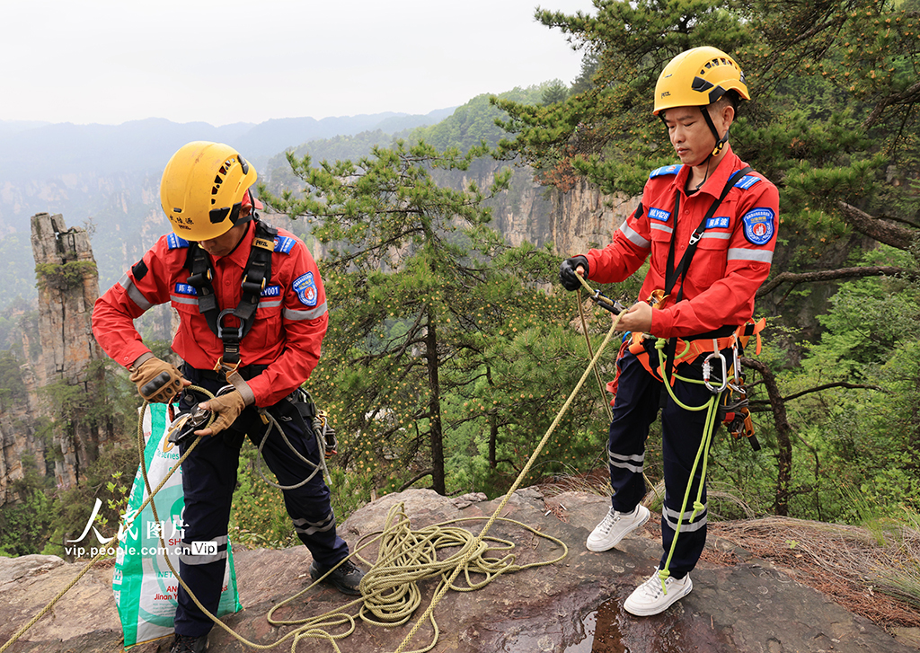 行走峭壁撿垃圾 保護生態環境【5】