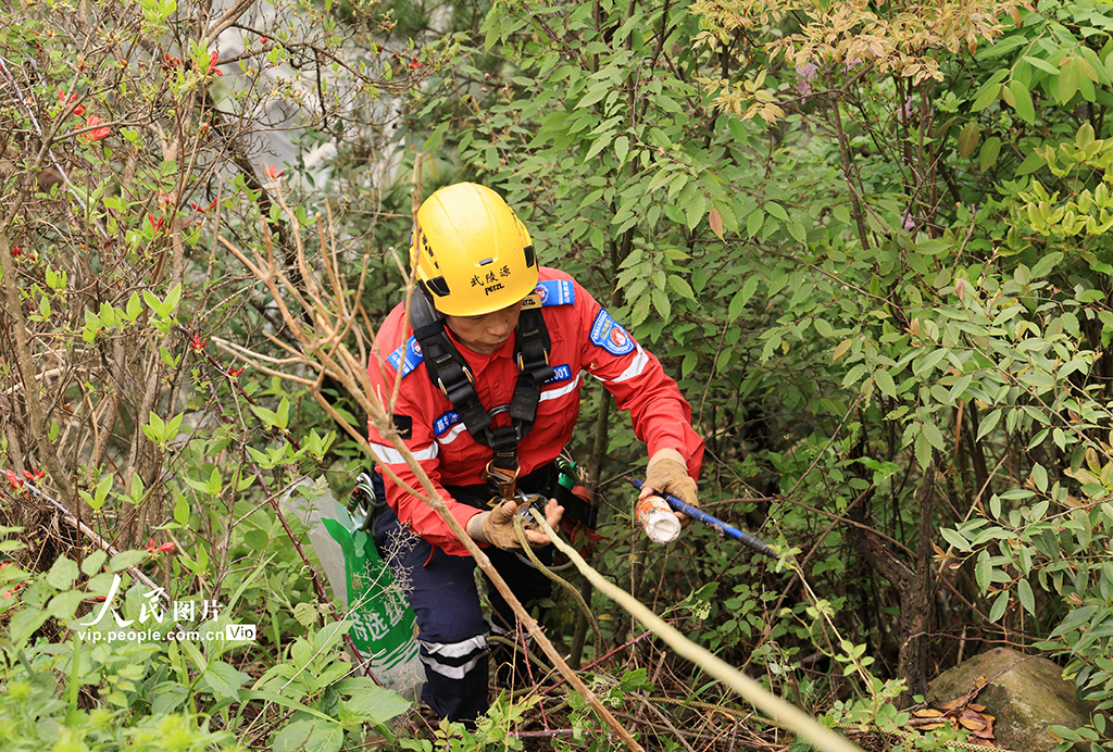 行走峭壁撿垃圾 保護生態環境【3】
