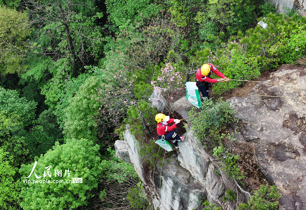行走峭壁撿垃圾 保護生態環境【8】