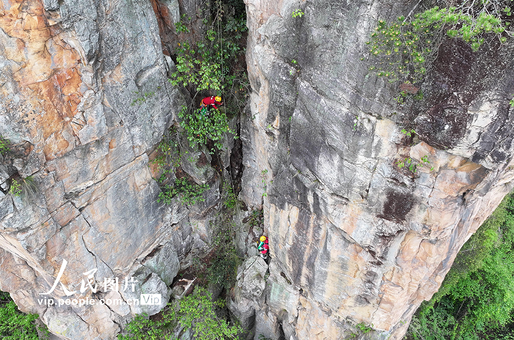 行走峭壁撿垃圾 保護生態環境【2】