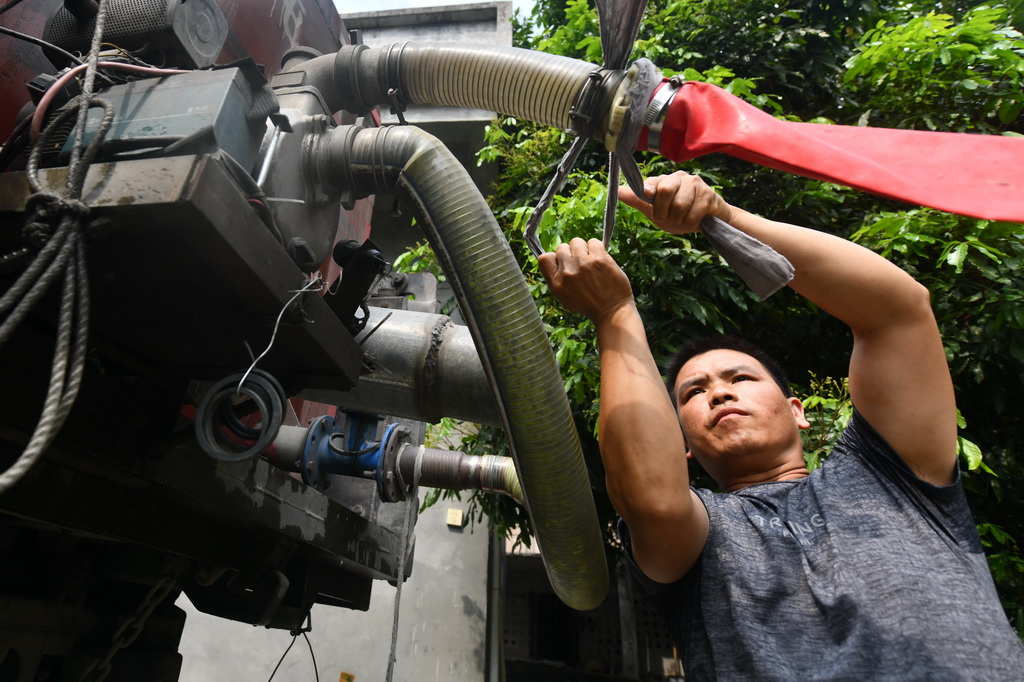 4月21日，在廣西馬山縣里當瑤族鄉北屏村，送水人員將水從運水車引入水柜。