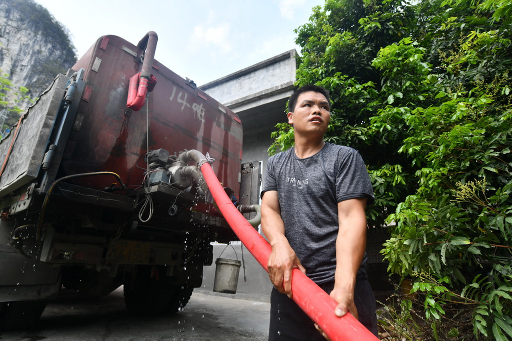 4月21日，在廣西馬山縣里當瑤族鄉北屏村，送水人員將水從運水車引入水柜。