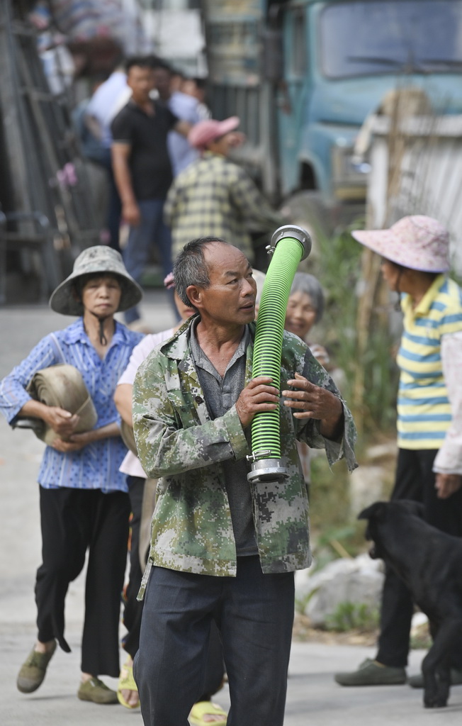 4月21日，廣西馬山縣金釵鎮龍印村村民在搬運水管，準備將當地政府送來的水引進水柜。