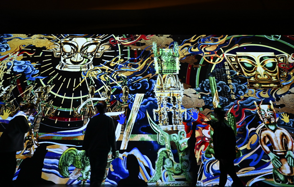 4月22日，觀眾在觀看“一醒驚天下·三星堆沉浸式光影藝術展”。