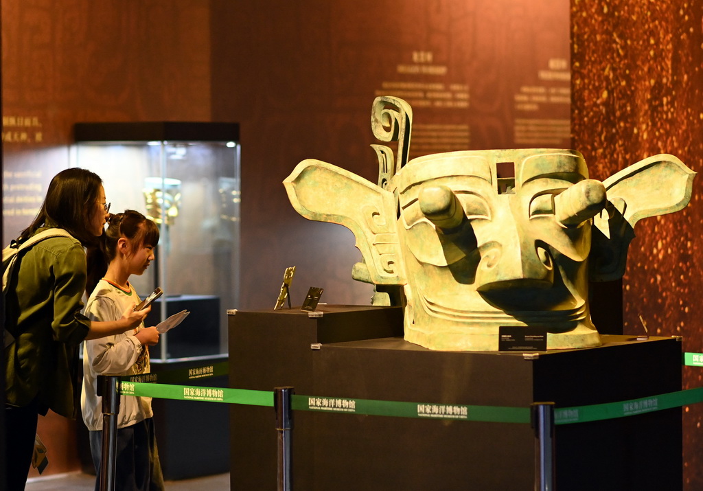 4月22日，觀眾在觀看“一醒驚天下·三星堆沉浸式光影藝術展”。