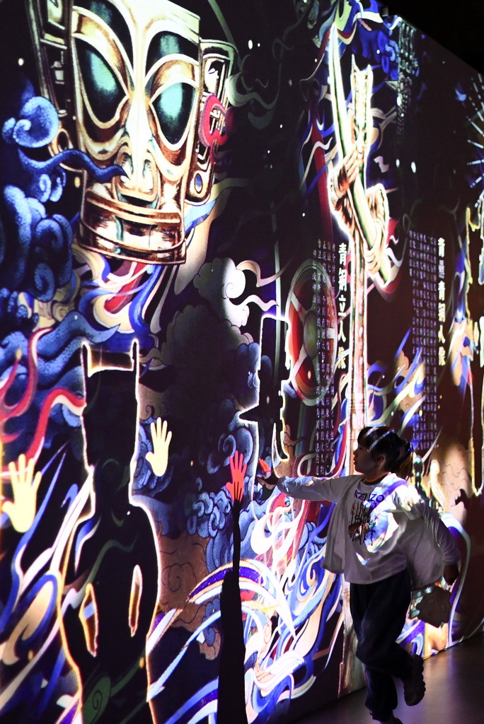 4月22日，觀眾在觀看“一醒驚天下·三星堆沉浸式光影藝術展”。