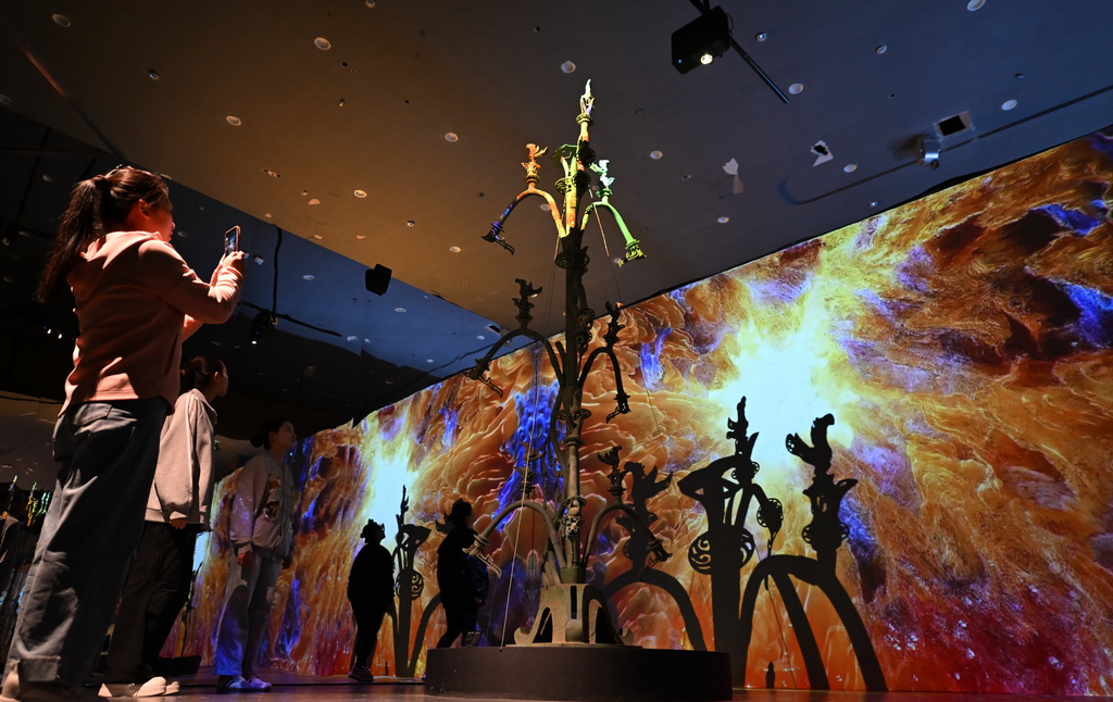 4月22日，觀眾在觀看“一醒驚天下·三星堆沉浸式光影藝術展”。
