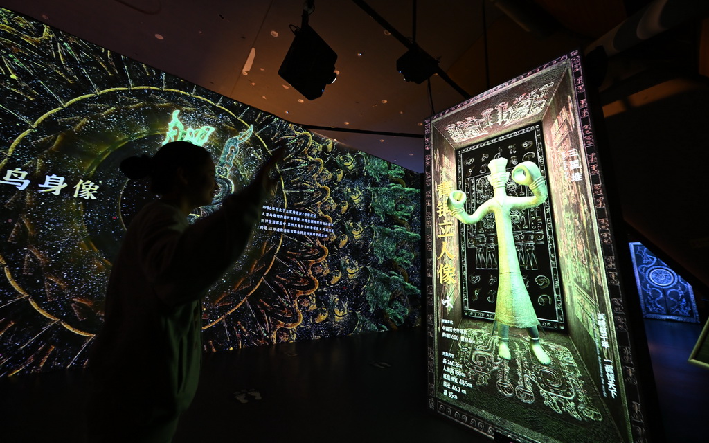 4月22日，觀眾在“一醒驚天下·三星堆沉浸式光影藝術展”體驗一款互動游戲。