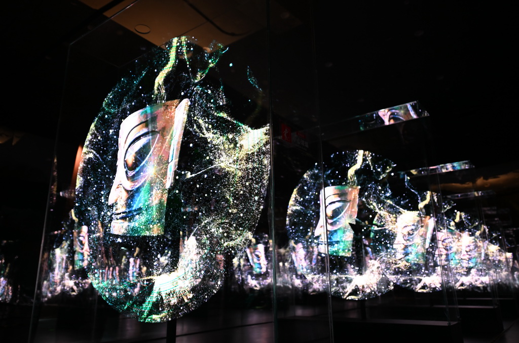 這是“一醒驚天下·三星堆沉浸式光影藝術展”中設置的裸眼全息展區（4月22日攝）。