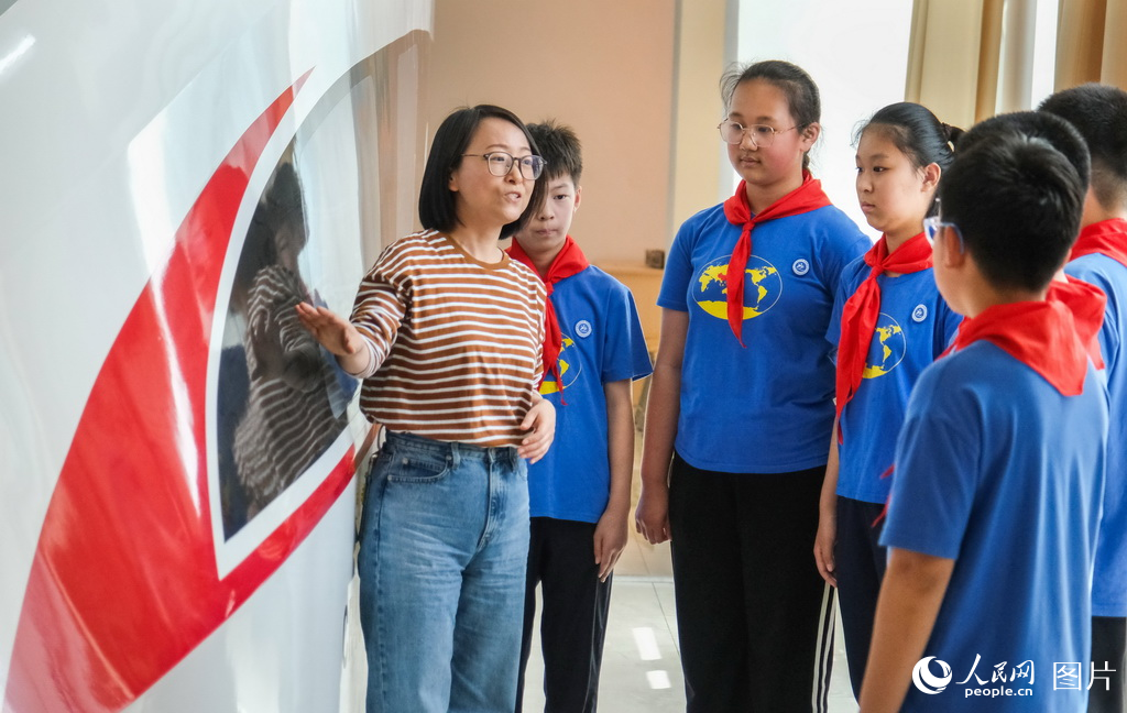 4月23日，學院老師在實訓中心為小學生們講解高鐵動車相關知識。