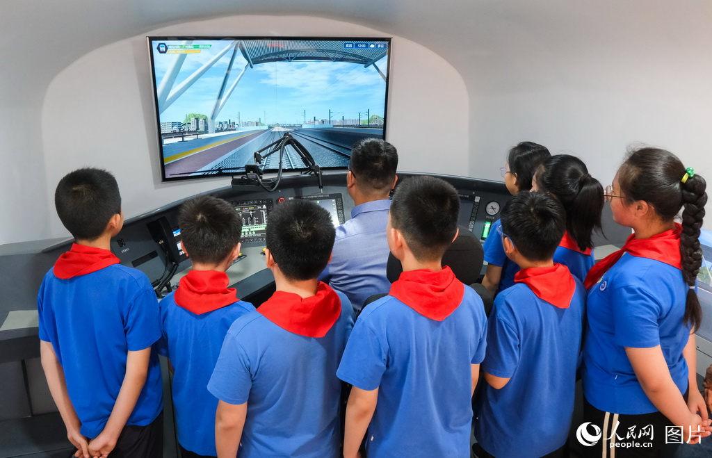 4月23日，學院老師為小學生們在實訓中心演示模擬駕駛高鐵動車。