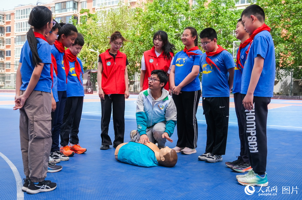 4月23日，學院學生代表為小學生們演示講解應急救援常識。